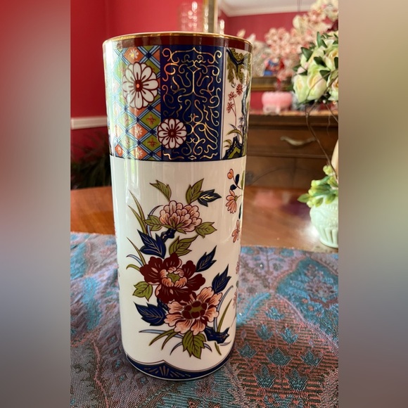 White Modernist Rippled or Crocodile Textured 11” Vase or Decor - Picture 9 of 11